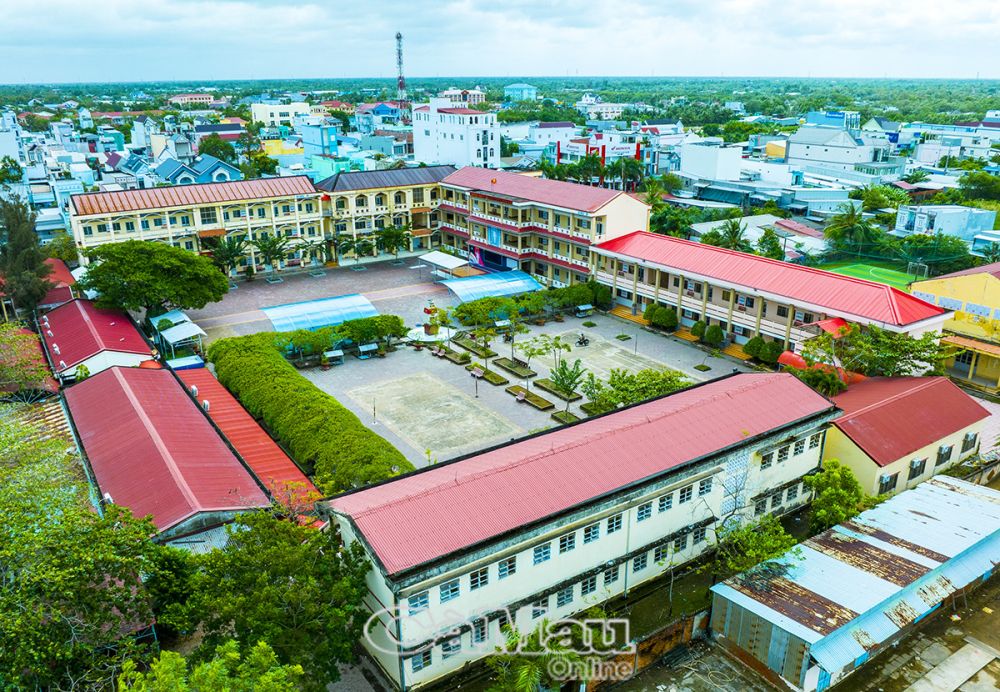 Huyện Ðầm Dơi luôn là lá cờ đầu về chất lượng dạy và học, toàn huyện có 62 trường học, có 48 trường được công nhận đạt chuẩn quốc gia, 4 trường đạt chuẩn quốc gia mức độ 2. (Trong ảnh: Trường THPT Ðầm Dơi, ngôi trường luôn đi đầu trong các phong trào thi giáo viên giỏi, học sinh giỏi các cấp...).