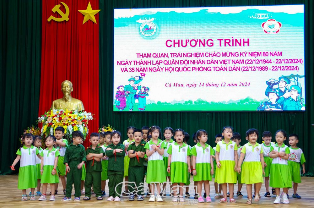 Tiết mục văn nghệ giao lưu của các bé cùng chiến sĩ biên phòng.