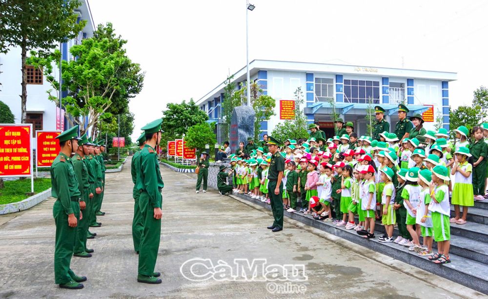 Trẻ hào hứng khi được trực tiếp xem các chú bộ đội huấn luyện điều lệnh đội ngũ.