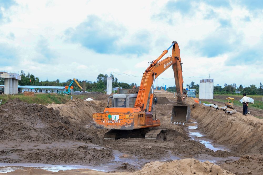 Trên công trường dự án cao tốc Cần Thơ - Cà Mau, đoạn tỉnh Hậu Giang.  Ảnh: Nhật Bắc