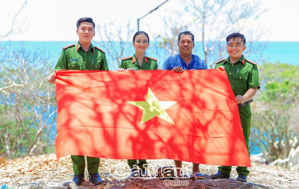 Công an thị trấn Sông Đốc trong hoạt động tuyên truyền cho người dân trên đảo Hòn Chuối.