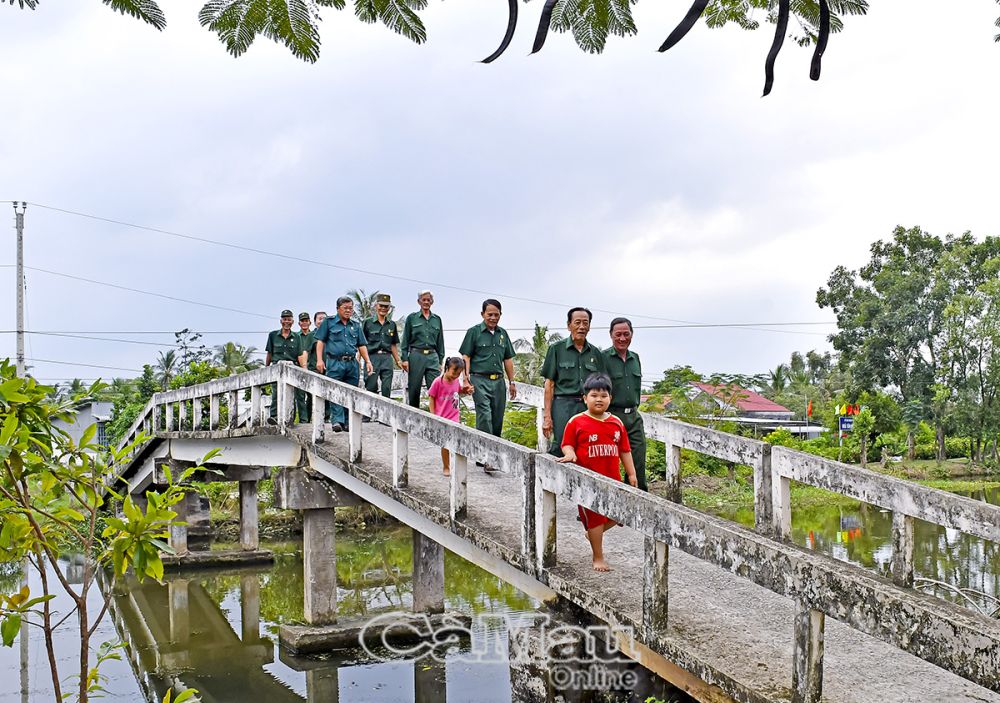 Những cựu chiến binh ấp Lý Ấn tự hào truyền thống quê hương, giáo dục thế hệ trẻ tiếp nối dựng xây.