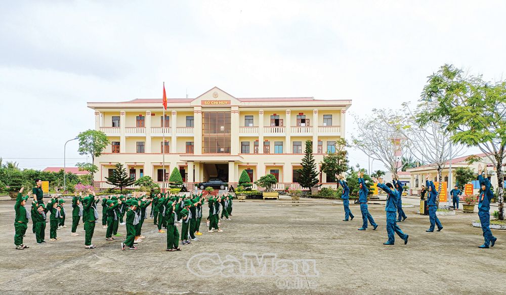 Cùng các chú bộ đội tham gia trò chơi.