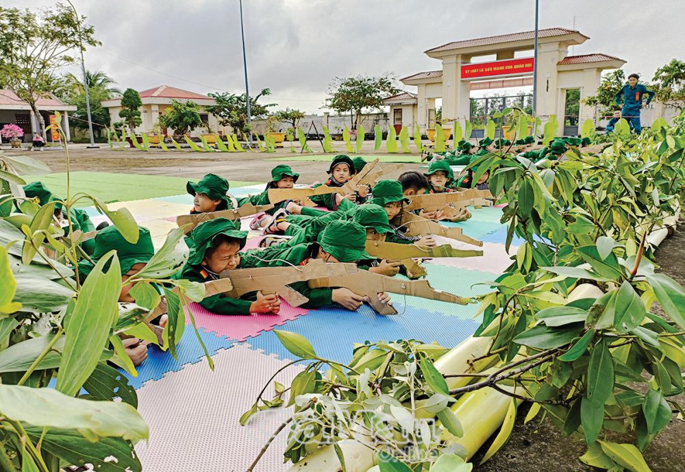 Các bé tham gia học kỹ năng ngắm súng.