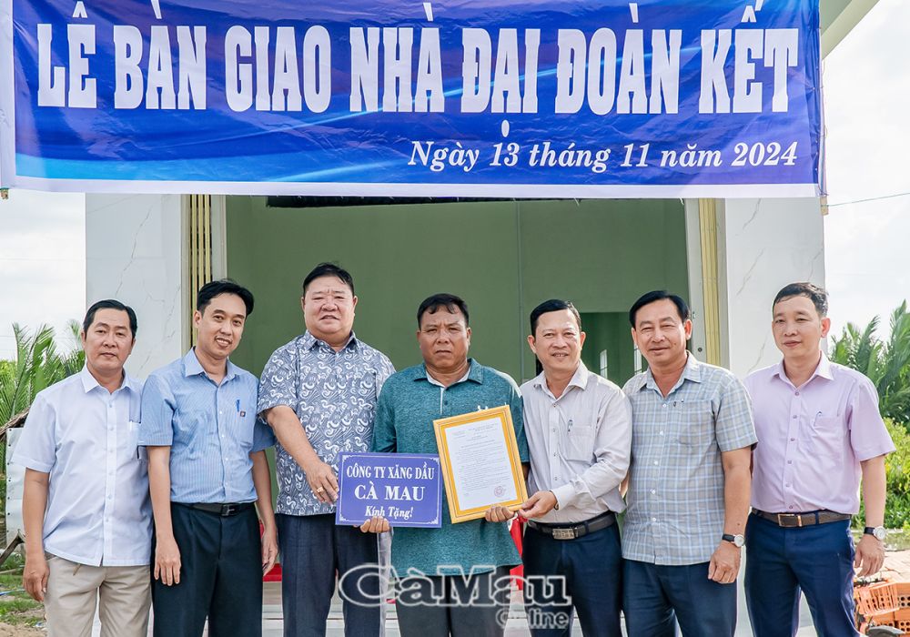 Ông Nguyễn Thành Phương (thứ ba từ trái sang), Phó chủ tịch UBND TP Cà Mau, cùng đơn vị tài trợ trao Quyết định bàn giao nhà Ðại đoàn kết cho ông Nguyễn Trí Khôn, ấp Tân Phong B, xã Hoà Thành.