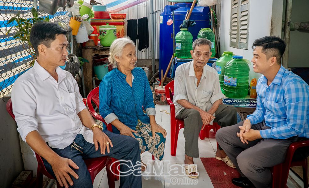 Mặt trận, đoàn thể Phường 8 đến thăm gia đình bà Nguyễn Thị Bông, Khóm 2, thuộc đối tượng xây dựng nhà Đại đoàn kết từ nguồn quỹ Vì người nghèo của thành phố trong năm 2023.