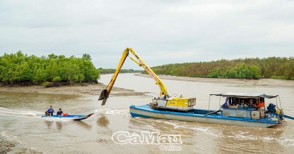 Tình trạng sạt lở đang diễn ra phức tạp tại nhiều tuyến ven sông, ven biển xã Tam Giang Đông.