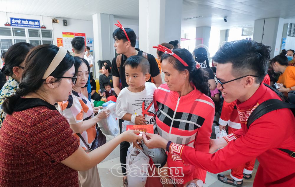 Các em nhỏ được nhận các phần quà gồm bánh, kẹo, sữa và bao lì xì.