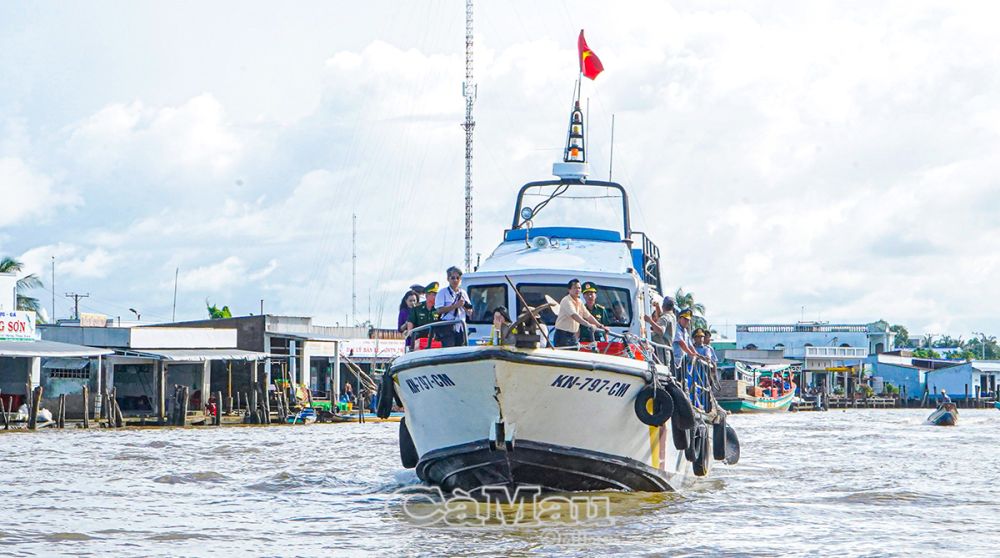 Chi cục Kiểm ngư thường xuyên ra quân tuần tra trên biển, kết hợp tuyên truyền ngư dân nâng cao ý thức trong thực hiện tốt các quy định về bảo vệ môi trường.