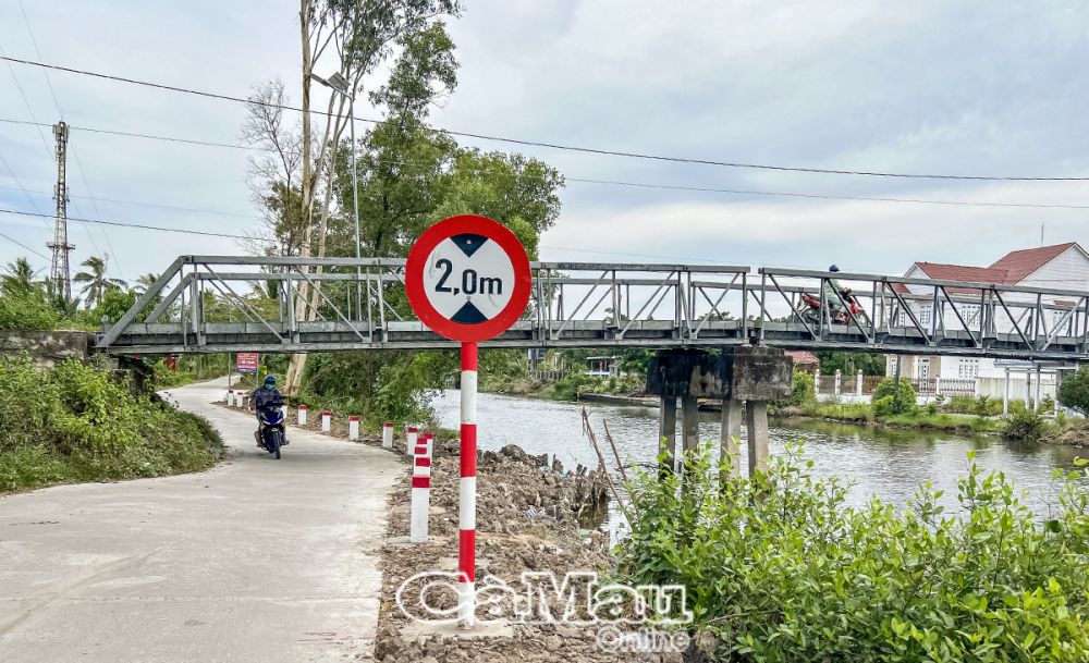 Giao thông đường bộ phát triển cùng với hệ thống đường thuỷ, không chỉ tạo điều kiện thuận lợi để người dân giao thương phát triển kinh tế mà còn tạo nét đẹp cho diện mạo miền quê.