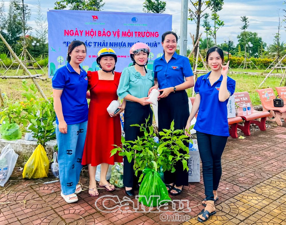 Ðoàn thị trấn U Minh, huyện U Minh tổ chức hoạt động đổi rác thải nhựa nhận quà.