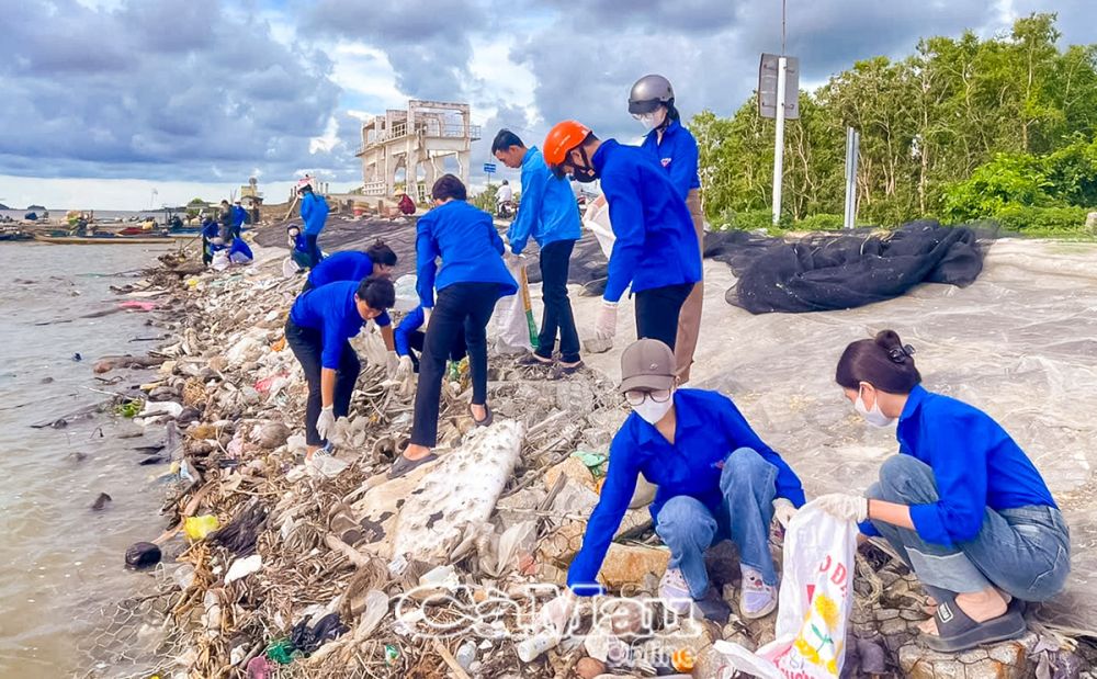 Ðoàn viên, thanh niên Xã đoàn Khánh Hải, huyện Trần Văn Thời ra quân dọn vệ sinh, thu gom rác thải trên địa bàn xã.