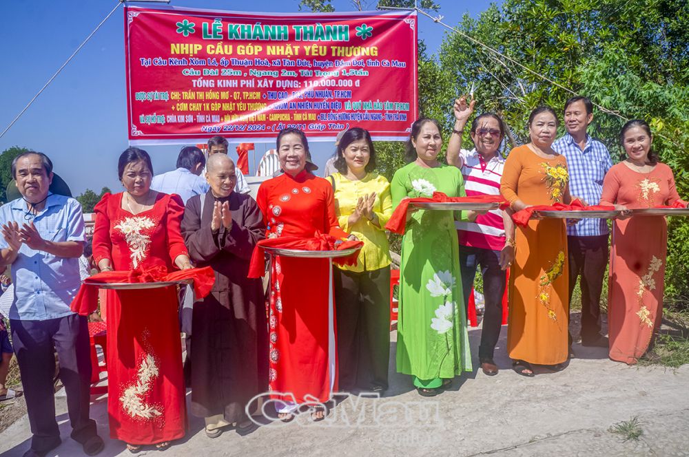 Các nhà tài trợ cùng chính quyền địa phương cắt băng khánh thành cầu.