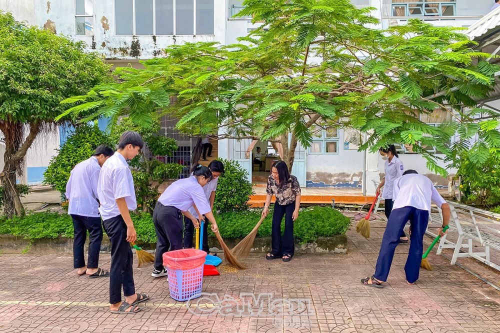 Không chỉ tìm cách hay nhất để truyền đạt kiến thức trong mỗi bài giảng mà cô Duyên còn rèn luyện, giáo dục kỹ năng sống, yêu lao động cho các em học sinh.