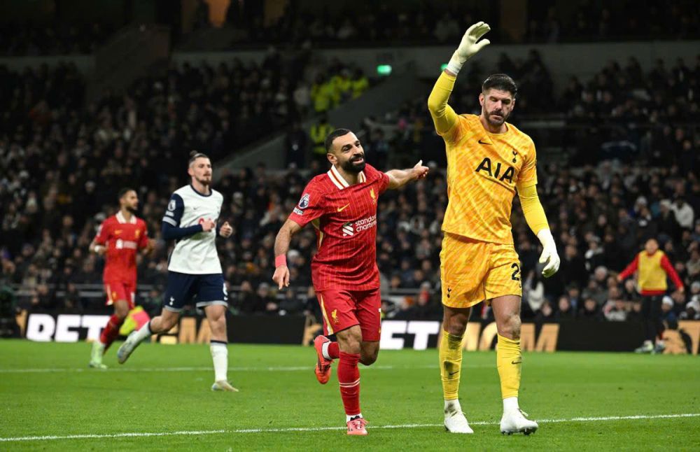 Salah dẫn dắt hàng công Liverpool đè bẹp Tottenham.