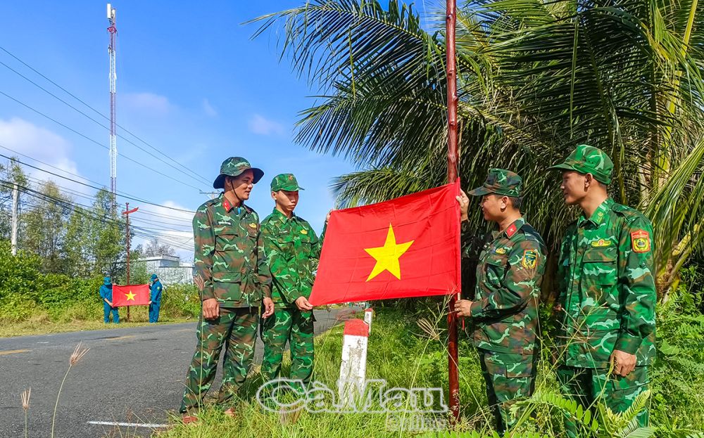 Lực lượng vũ trang tự hào khi xây dựng tuyến đường cờ Tổ quốc.