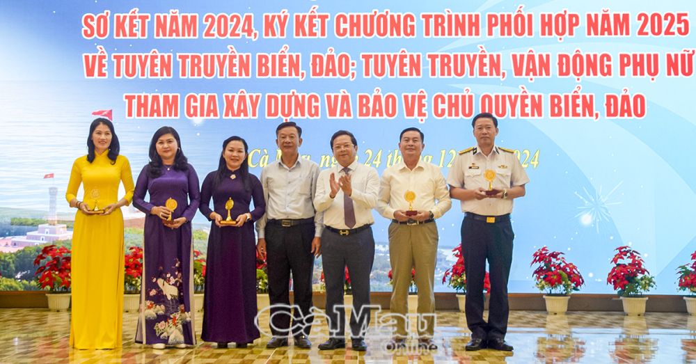 2/ Phó bí thư Thường trực Tỉnh uỷ Cà Mau Nguyễn Đức Hiển và Trưởng Ban Tuyên giáo Tỉnh uỷ Cà Mau Hồ Trung Việt tặng biểu trưng cho các đơn vị.