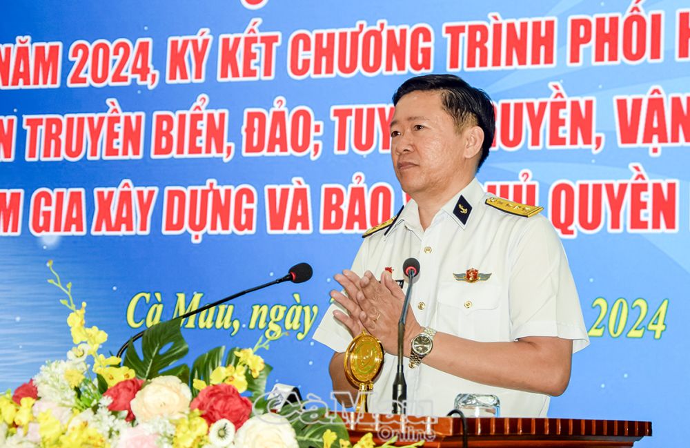 4/ Đại tá Hoàng Quốc Hoàn, Phó Chính uỷ Bộ Tư lệnh Vùng 5 Hải quân, phát biểu tại hội nghị.