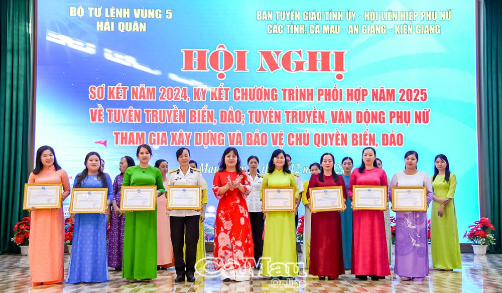 7/ Chủ tịch Hội LHPN tỉnh Cà Mau Trần Thị Kiều Yến tặng bằng khen cho các cá nhân, thành tích xuất sắc.