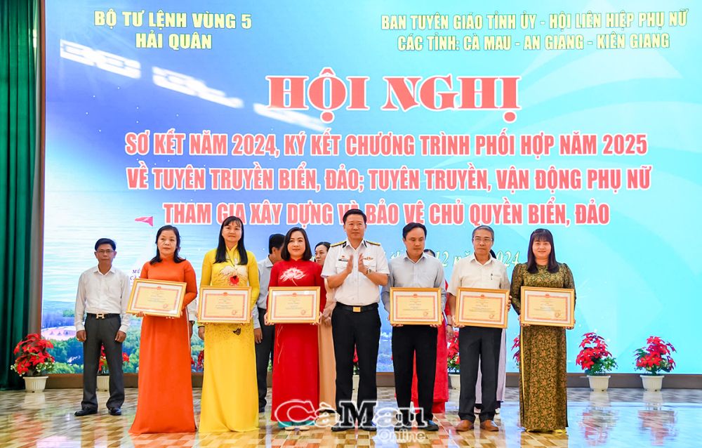 8/ Đại tá Hoàng Quốc Hoàn trao giấy khen của Bộ Tư lệnh Vùng 5 Hải quân cho các cá nhân có thành tích xuất sắc.