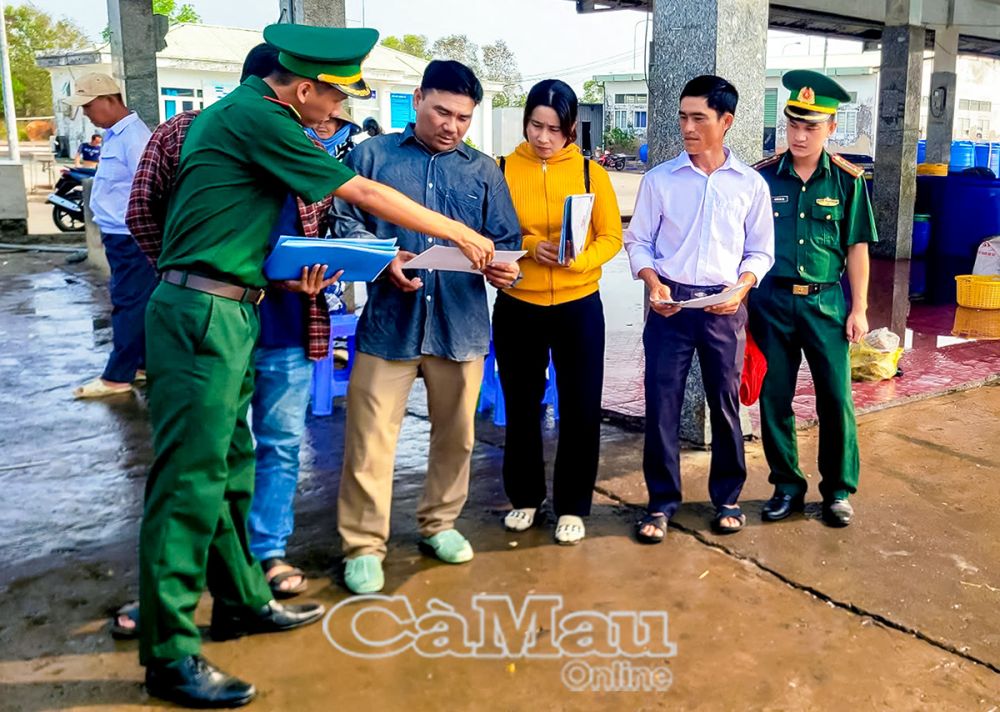 Bộ đội Ðồn Biên phòng Rạch Gốc (Bộ đội Biên phòng Cà Mau) trực tiếp tuyên truyền các chủ phương tiện, ngư phủ KTTS đúng quy định, phát triển kinh tế gắn liền với tái tạo, bảo vệ nguồn lợi.