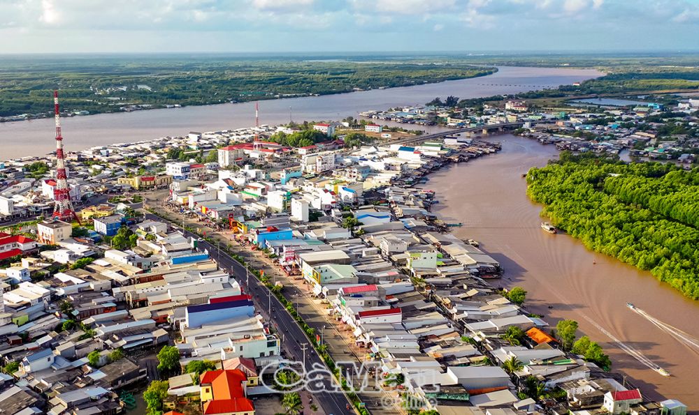 04/- Chủ trương đầu tư nâng cấp, mở rộng các tuyến: Quốc lộ 1 đoạn Cà Mau - Năm Căn, đường Hồ Chí Minh đoạn Năm Căn - Đất Mũi đang được khẩn trương thực hiện. (Trong ảnh: Đô thị Năm Căn - điểm kết nối giữa 2 dự án đầu tư hạ tầng giao thông quan trọng nêu trên)