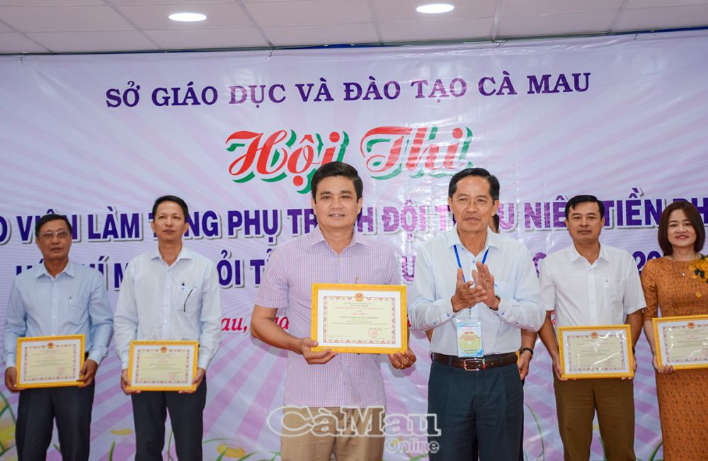 1/ Ông Tạ Thanh Vũ, Phó giám đốc Sở Giáo dục và Đào tạo, trao giải Nhất toàn đoàn cho đơn vị Phòng GD&ĐT huyện Thới Bình.