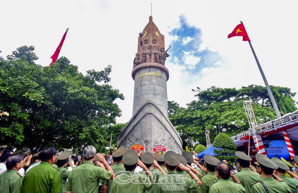 Các đồng chí lãnh đạo Bộ Công an và tỉnh Cà Mau trang nghiêm trước Tượng đài Bảo vệ An ninh Tổ quốc trong Khu di tích lịch sử Quốc gia Hòn Đá Bạc. Ảnh: Thanh Minh