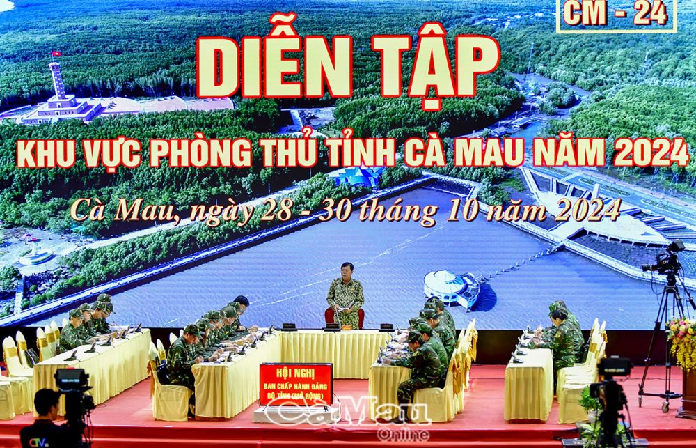 Đồng chí Nguyễn Tiến Hải, Uỷ viên Ban Chấp hành Trung ương Đảng, Bí thư Tỉnh uỷ, Chủ tịch HĐND tỉnh, Trưởng ban Chỉ đạo Diễn tập Khu vực phòng thủ tỉnh Cà Mau năm 2024, chủ trì Hội nghị Ban Chấp hành Đảng bộ tỉnh, chuyển lực lượng vũ trang vào trạng thái sẵn sàng chiến đấu; chuyển địa phương vào trạng thái quốc phòng; tổ chức, chuẩn bị và thực hành tác chiến phòng thủ. Ảnh: Thanh Minh