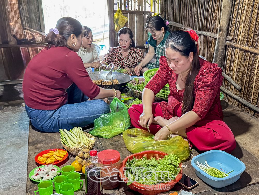 Các dì, các chị đến phụ, dù không là thợ nấu nhưng họ rất khéo tay, tháo vát.