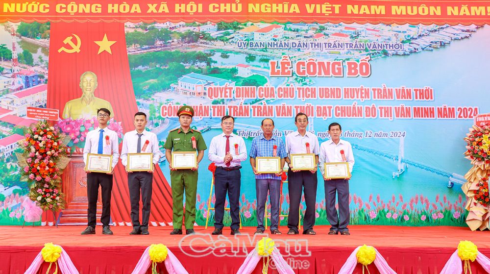 Ông Nguyễn Thế Châu, Phó Bí thư Huyện ủy, Chủ tịch UBND huyện trao giấy khen cho các tập thể có thành tích xuất sắc trong chỉ đạo, hỗ trợ, xây dựng Thị trấn Trần Văn Thời đạt chuẩn đô thị văn minh.