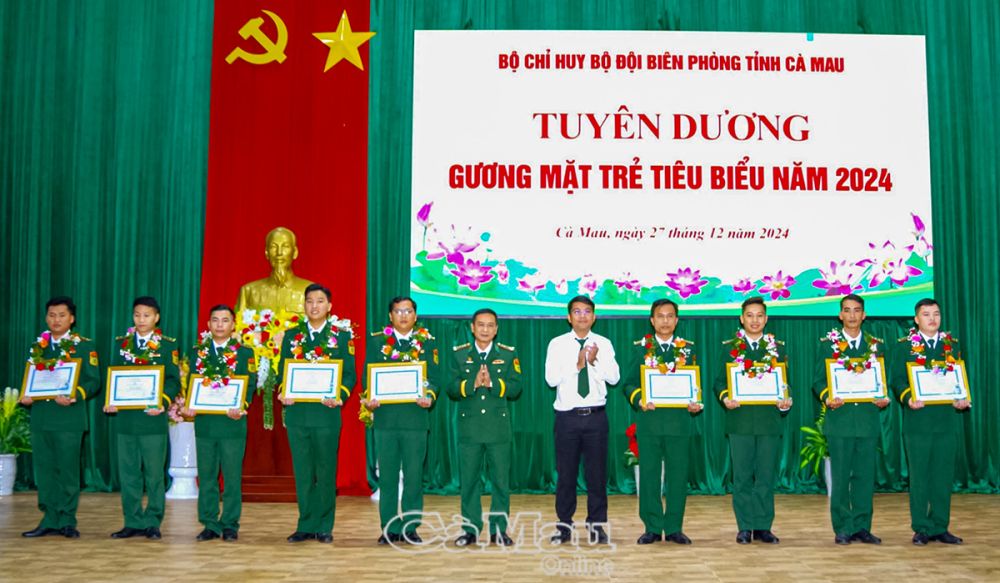 Đại tá Nguyễn Quang Hà, Phó Chính uỷ BĐBP tỉnh và đồng chí Trần Đăng Khoa, Phó bí thư Tỉnh đoàn trao hoa, giấy chứng nhận và tuyên dương các dương mặt trẻ tiêu biểu của BĐBP tỉnh.