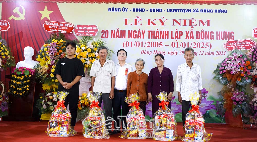 2: Ông Trần Thanh Quỳnh, Giám đốc Ngân hàng Đầu tư và Phát triển Việt Nam (BIDV) chi nhánh Cà Mau trao đại diện 50 suất quà tặng hộ nghèo, hộ khó khăn trên địa bàn xã, do Uỷ ban MTTQ Việt Nam tỉnh vận động.  