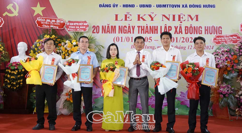 3: Ông Nguyễn Minh Hớn, Bí thư Đảng uỷ xã Đông Hưng trao bảng ghi tấm nhận lòng vàng và tặng hoa cho các tổ chức đã tích cực đóng góp và hỗ trợ cho đơn vị xã Đông Hưng tổ chức các hoạt động kỷ niệm 20 năm thành lập xã.