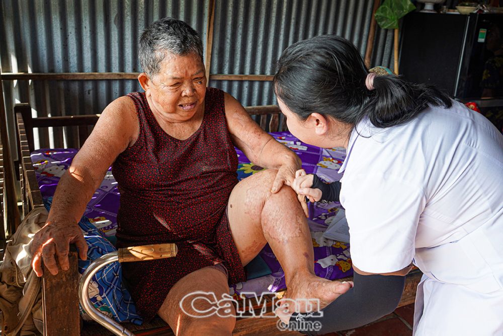 Người chăm sóc phải nắm vững các kiến thức cơ bản như: đo huyết áp, nhiệt độ cơ thể, vệ sinh vết thương, uống thuốc đúng cách và theo dõi các triệu chứng của bệnh nhân. 