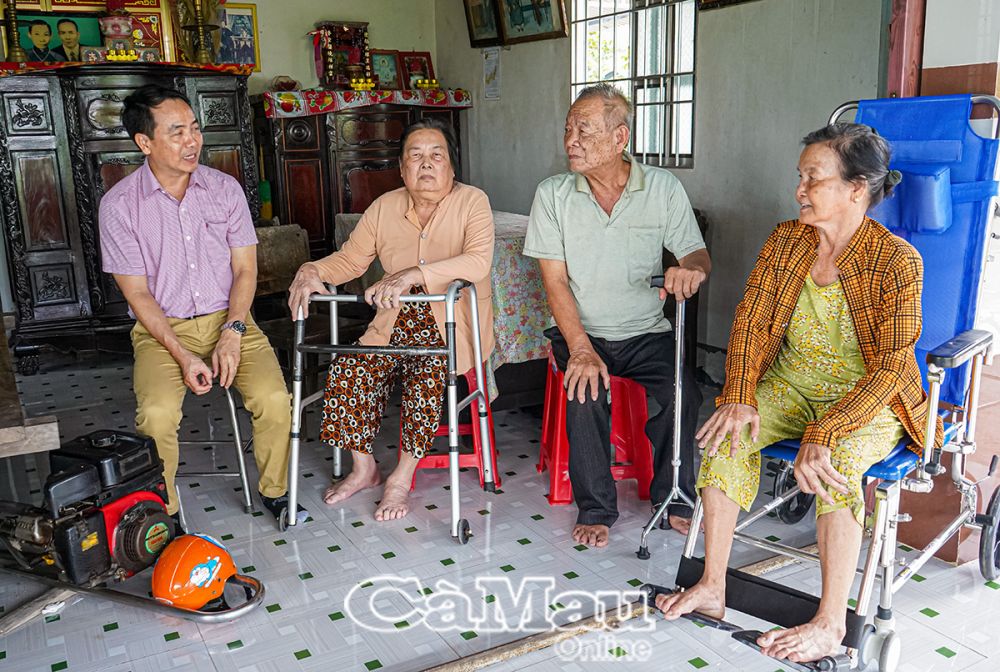 Ông Phan Quốc Bảo (bìa trái), Ðiều phối viên Dự án DIRECT, đến thăm các gia đình NKT tại xã Biển Bạch Ðông, huyện Thới Bình.