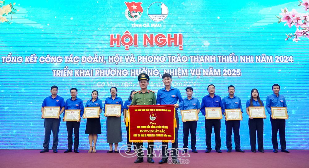 Ban Thanh niên Công an tỉnh nhận Cờ thi đua xuất sắc trong công tác Đoàn và phong trào thanh niên năm 2024.