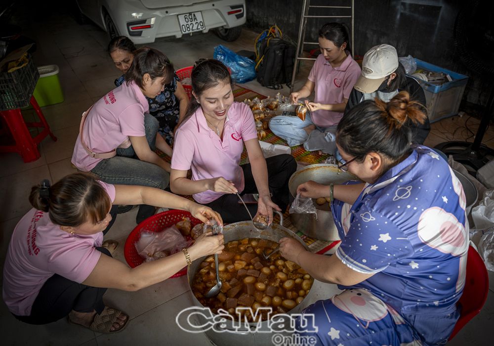 Từ 13 giờ, các thành viên trong nhóm tập trung đến nấu nướng để chuẩn bị các phần cơm miễn phí.