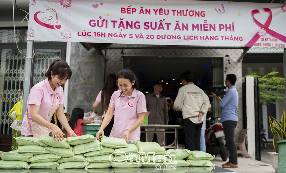 Trong ngày phát cơm tổng kết năm, nhóm còn vận động thêm quà và gạo tặng bà con.