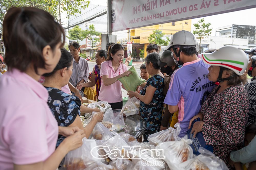 Chị Lê Thị Hồng Phượng mong muốn mỗi phần cơm trao đi sẽ đổi lấy nụ cười và niềm vui cho bà con nghèo.