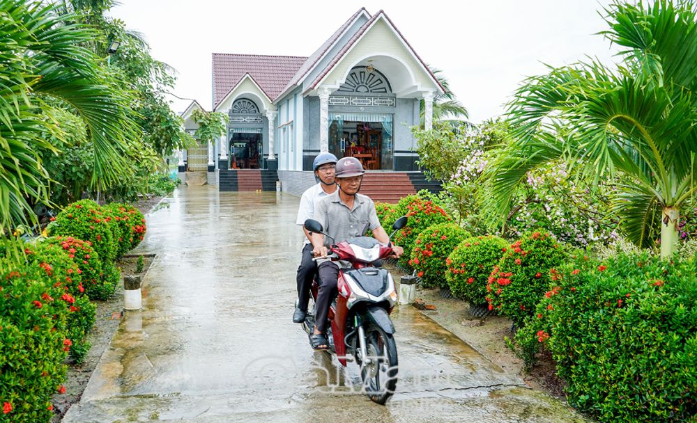 Những ngôi nhà khang trang tại ấp Ðất Sét góp phần tạo diện mạo mới cho xã Phú Thuận.