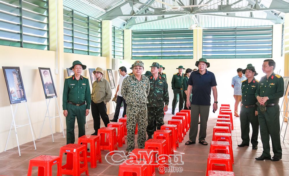 Bí thư Tỉnh uỷ Nguyễn Tiến Hải và Phó chủ tịch UBND tỉnh Lâm Văn Bi tham quan khu trưng bày hình ảnh tại khu căn cứ giả định.