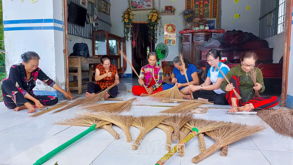 Chịu khó lao động, sản xuất, các thành viên THT bó chổi sóng dừa ở ấp Chủ Mía có cuộc sống ngày càng ổn định.