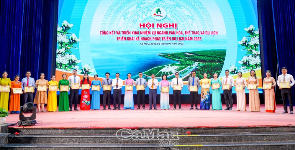 Ông Trần Hiếu Hùng và ông Tiêu Minh Tiên tặng bằng khen cho 26 cá nhân đạt thành tích xuất sắc năm 2024.