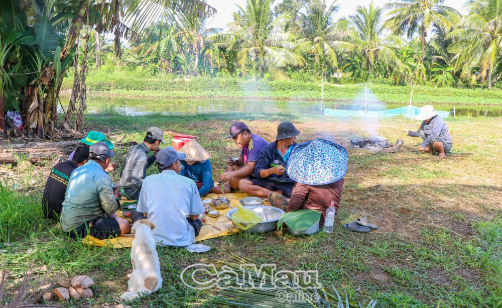 Anh em quây quần bữa cơm sau buổi tát đìa.