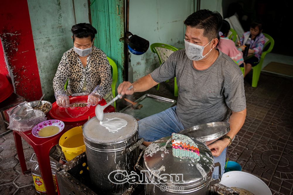 Ngoài cách pha bột, người thợ còn phải thật khéo tay để tráng ra những chiếc bánh tròn với độ dày đều nhau.