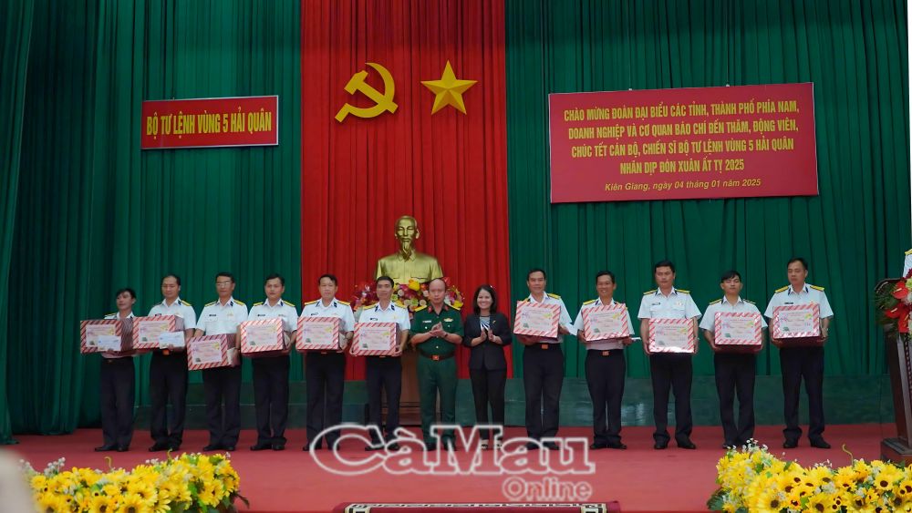 Lãnh đạo các tỉnh, thành phố phía Nam tặng quà các cơ quan, đơn vị trực thuộc Bộ Tư lệnh Vùng 5 Hải quân.