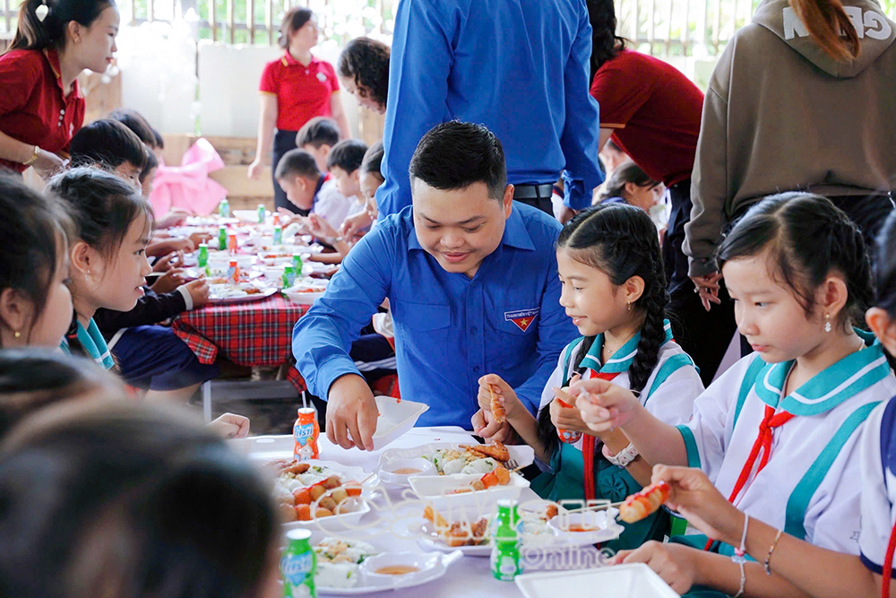 Anh Lê Trần Anh Hùng, chủ nhiệm dự án “Cho em” mong rằng, mỗi phần quà nhỏ sẽ tiếp thêm cho các em động lực để tiếp tục nổ lực học tập, trở thành những con ngoan, trò giỏi, xứng đáng với sự kỳ vọng của thầy cô, cha mẹ và xã hội