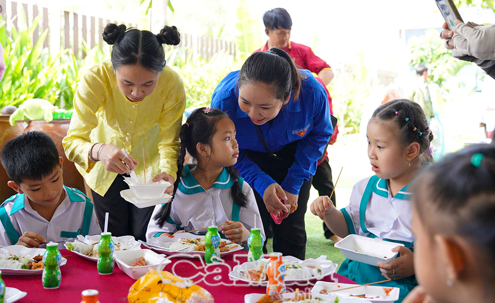 những phần ăn được các cô giáo trường mầm non Hoàng Oanh chuẩn bị chu đáo.