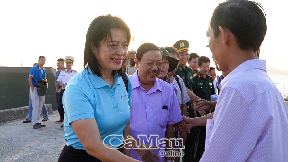 Cán bộ, chiến sĩ, người dân đảo Hòn Đốc chào đón đoàn công tác lên thăm đảo